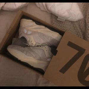 women’s yeezy 700 analog